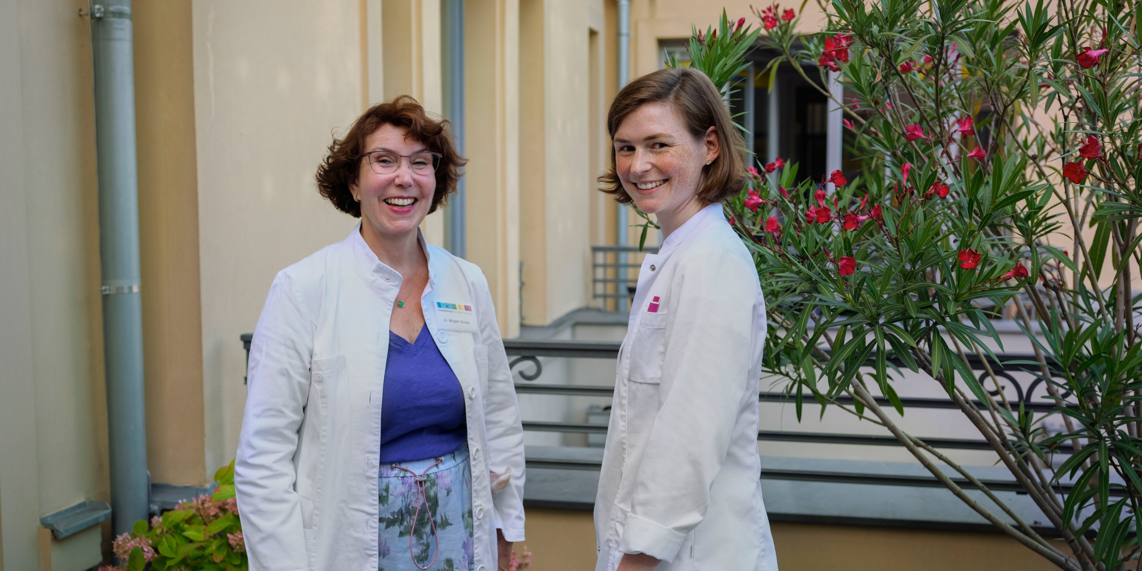 Foto: Ina Schoenenburg, OSTKREUZ / Ärztekammer Berlin Ärztin in Weiterbildung mit ihrer Weiterbildungsbefugten in einer Augenarztpraxis