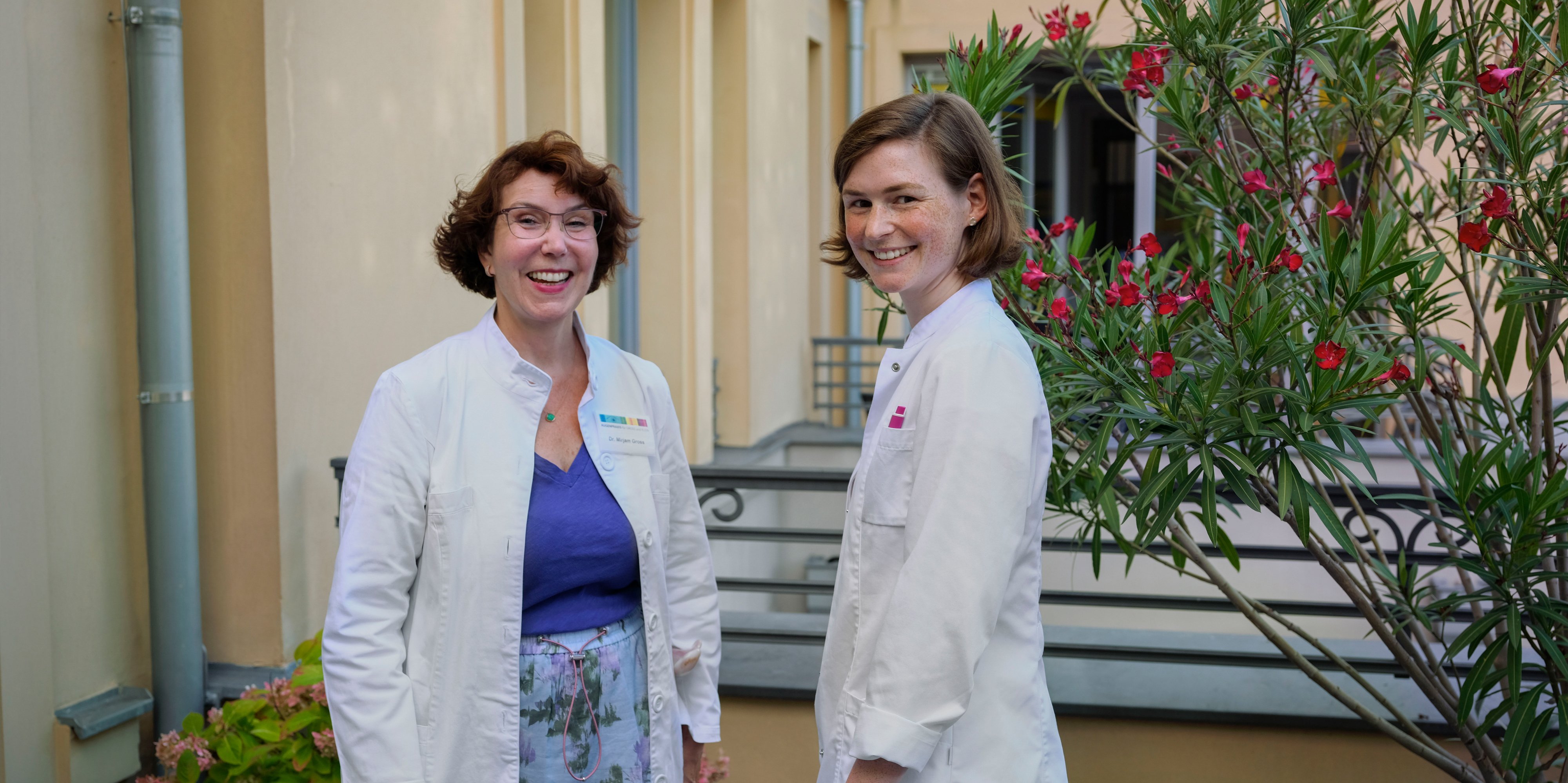 Foto: Ina Schoenenburg, OSTKREUZ / Ärztekammer Berlin Ärztin in Weiterbildung mit ihrer Weiterbildungsbefugten in einer Augenarztpraxis